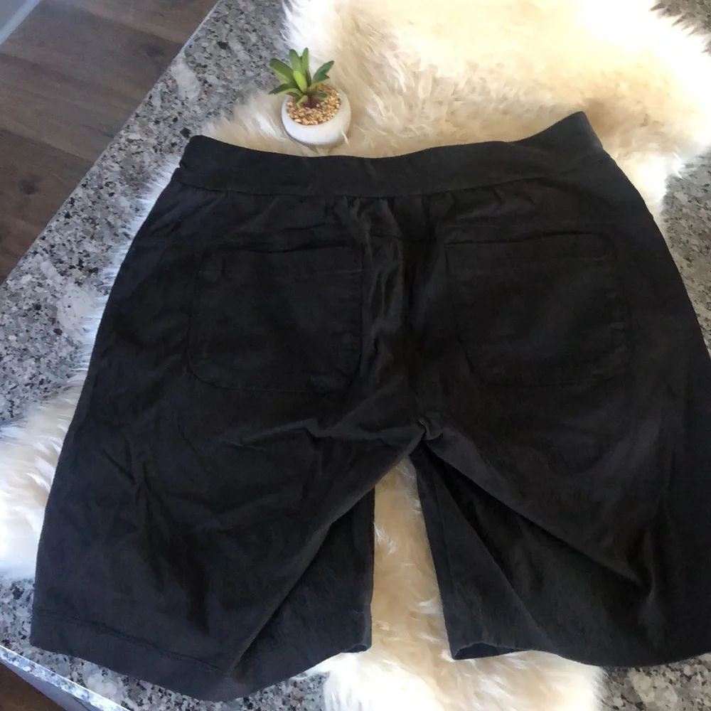 Athleta BLACK SHORTS Front zipping Slash Pockets Back Pockets 8.5”Inseam EUC - Picture 4 of 6